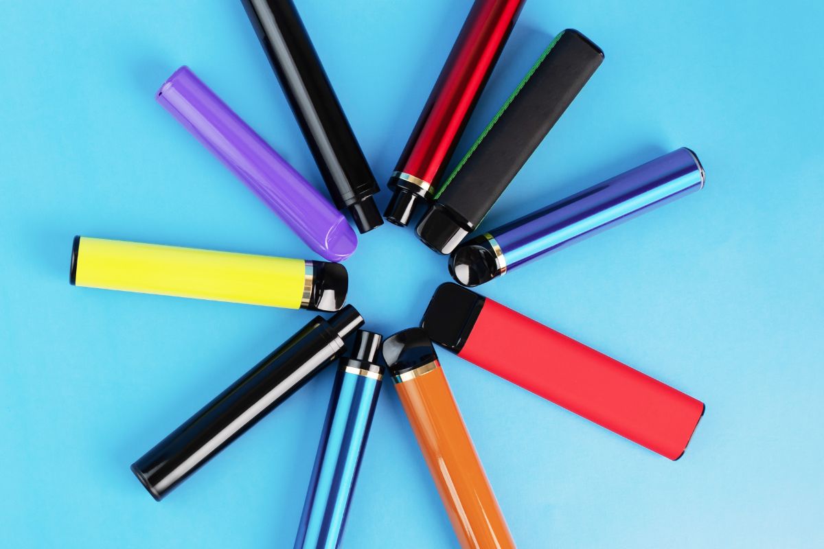 Different types of disposable vape shown in the image.