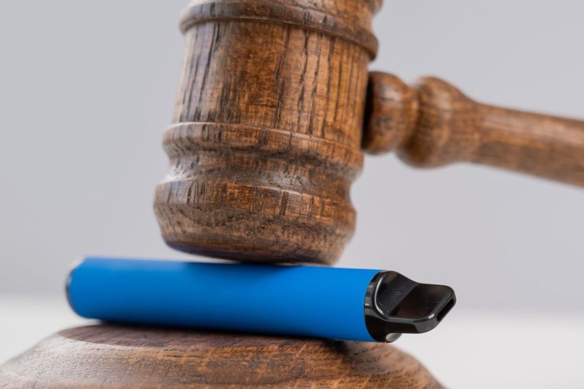 A picture depicting legality of vape bars containing thc in it